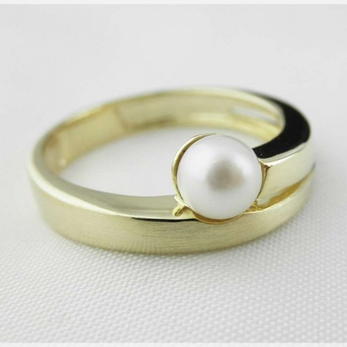Prsten ze žlutého zlata s perlou