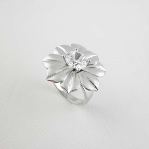 Luxusní prsten z bílého zlata ve tvaru květiny