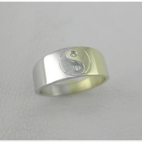 Zlaté snubní prsteny se symboly jing-jang