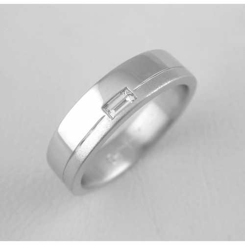 Jednoduché snubní prsteny s obdélníkovým zirkonem v dámském prstenu